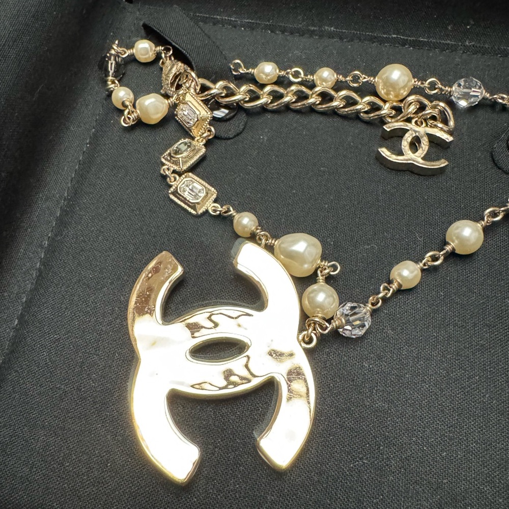 Rare Chanel necklace large CC logo pendant 2” - Picture 12 of 14